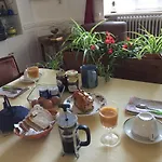 Les Camelias Bed & Breakfast *